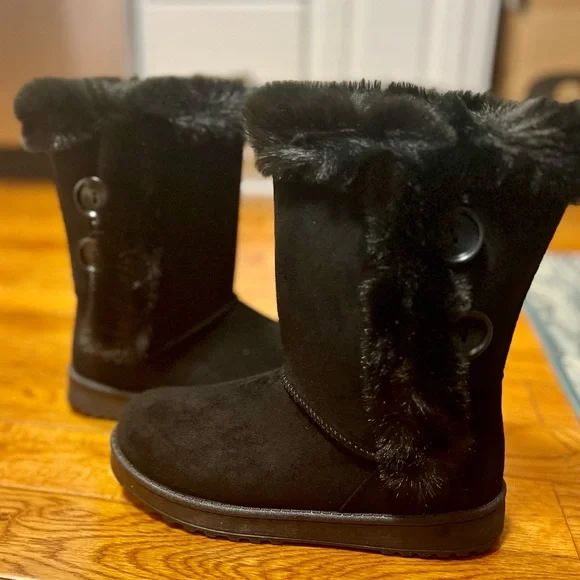 Women's Black Fur-Lined Boots Cozy with Cute Buttons - Picture 6 of 7